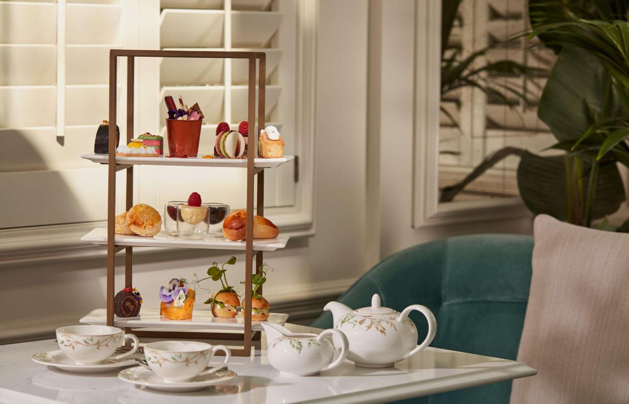 100 Queen'S Gate Hotel London, Curio Collection By Hilton Exterior photo Afternoon tea at the St. Regis Dubai