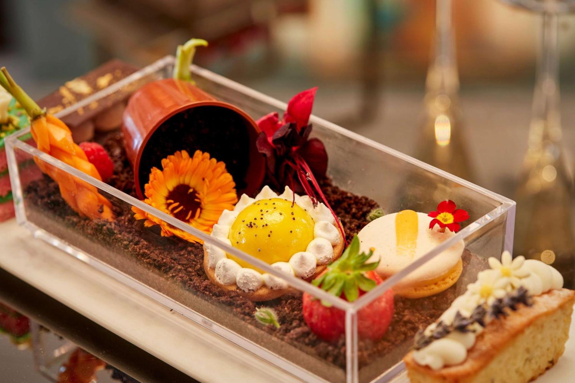 100 Queen'S Gate Hotel London, Curio Collection By Hilton Exterior photo A dessert