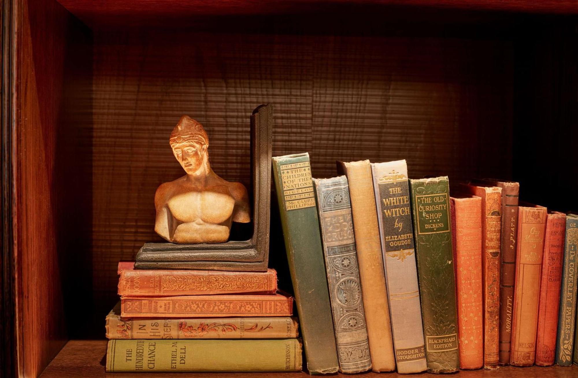 100 Queen'S Gate Hotel London, Curio Collection By Hilton Interior photo Books on a bookshelf