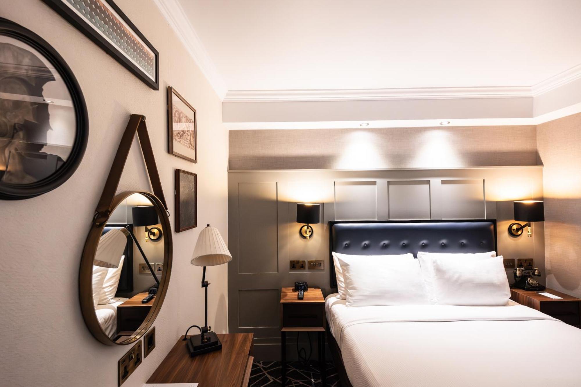 100 Queen'S Gate Hotel London, Curio Collection By Hilton Exterior photo A bedroom at the hotel
