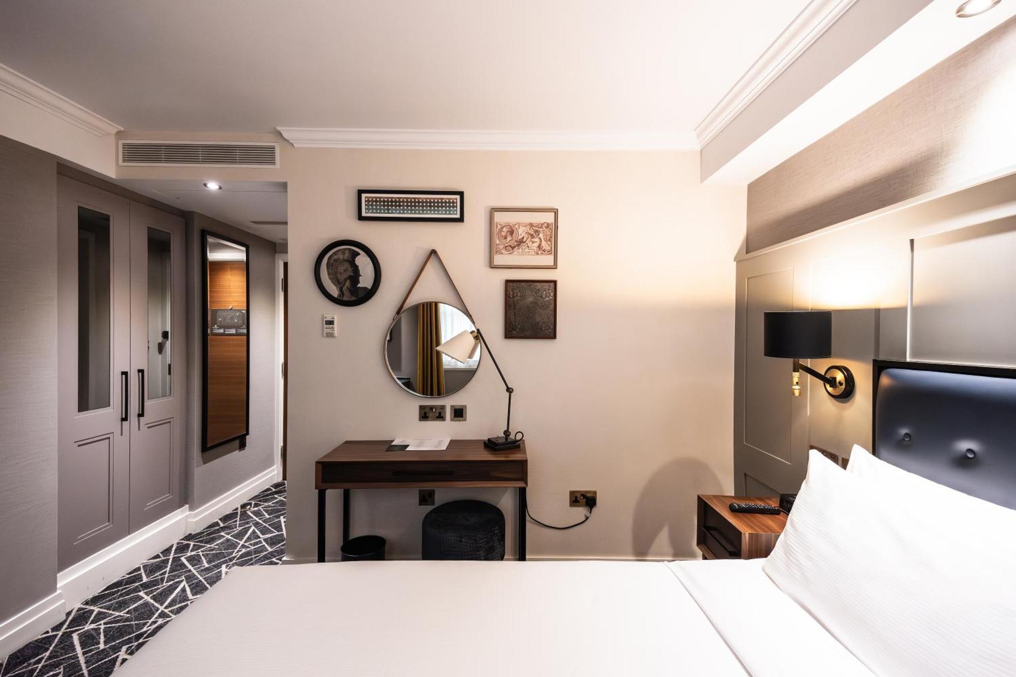 100 Queen'S Gate Hotel London, Curio Collection By Hilton Exterior photo A bedroom at the hotel