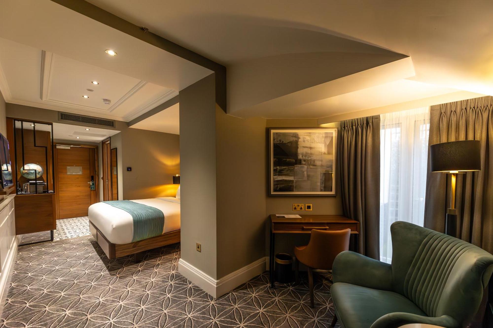 100 Queen'S Gate Hotel London, Curio Collection By Hilton Exterior photo A suite at the hotel