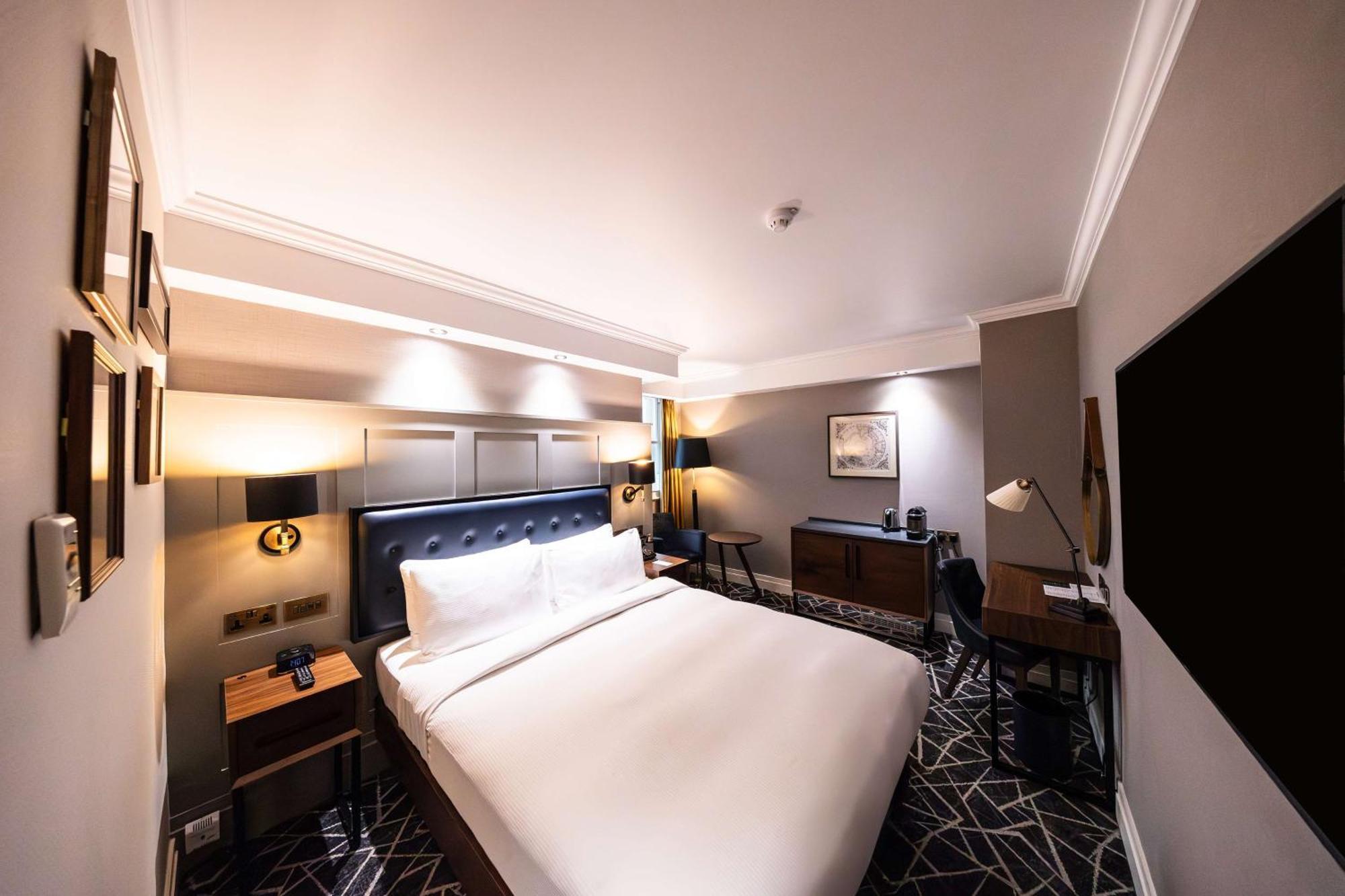 100 Queen'S Gate Hotel London, Curio Collection By Hilton Exterior photo A bedroom at the hotel