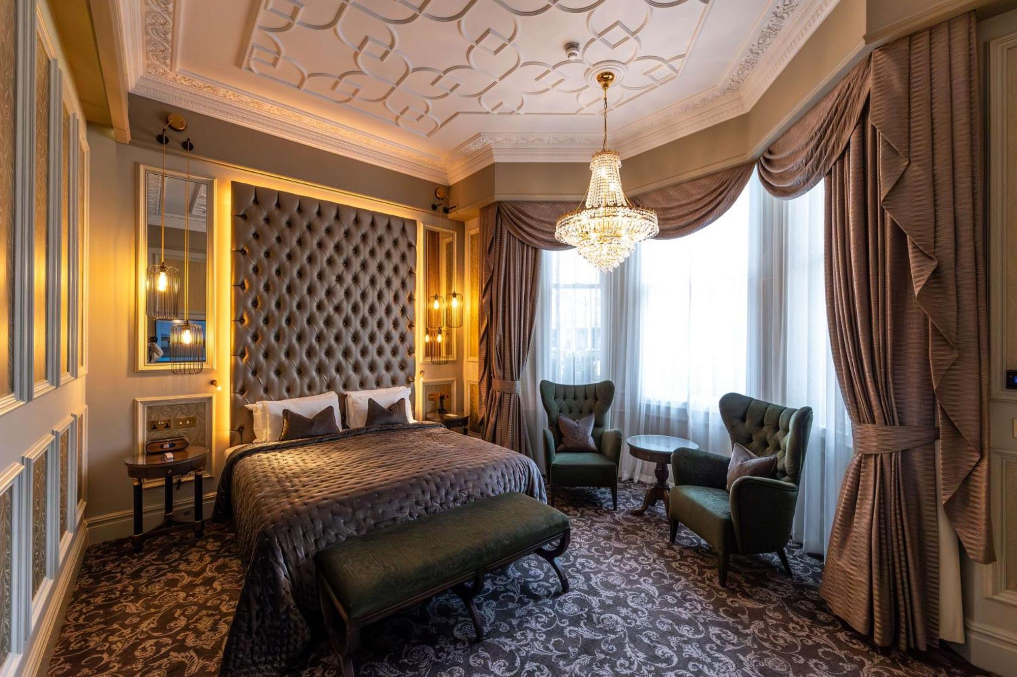 100 Queen'S Gate Hotel London, Curio Collection By Hilton Exterior photo A bedroom at the hotel