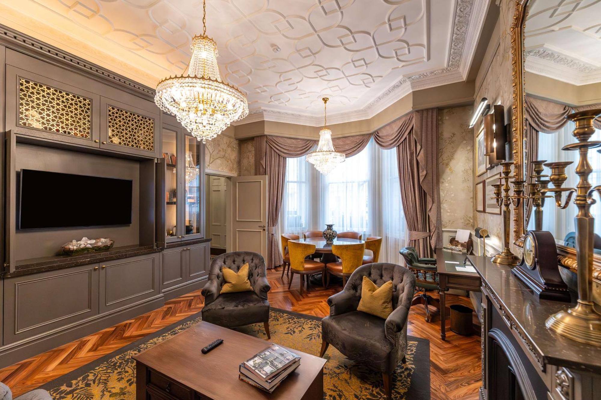 100 Queen'S Gate Hotel London, Curio Collection By Hilton Exterior photo The living room of a suite at the hotel